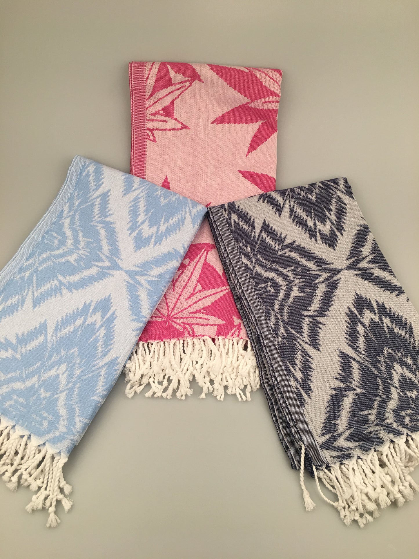 منشفة تركية لاريسا جاكار بشتمال (300 جم / 400 جم)